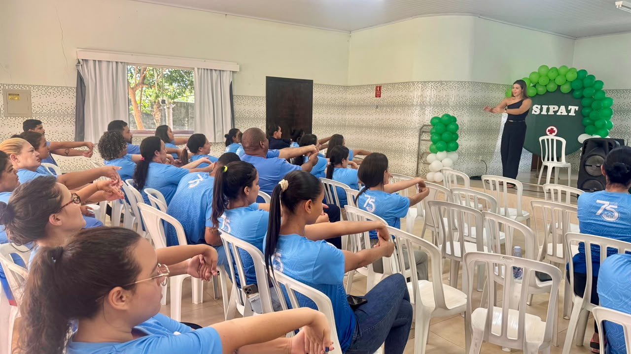 Participantes realizando movimentos orientados em uma atividade de SIPAT.