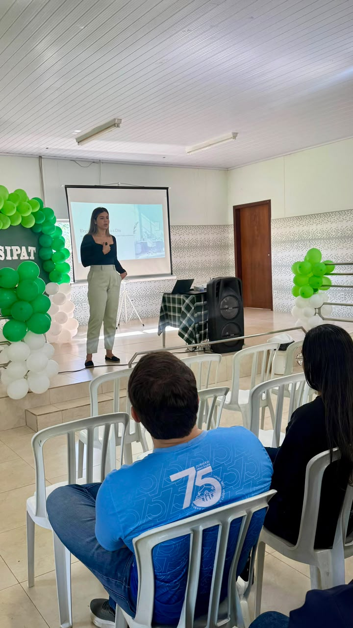 Dra. Luana Mello realizando uma palestra para participantes de uma SIPAT.