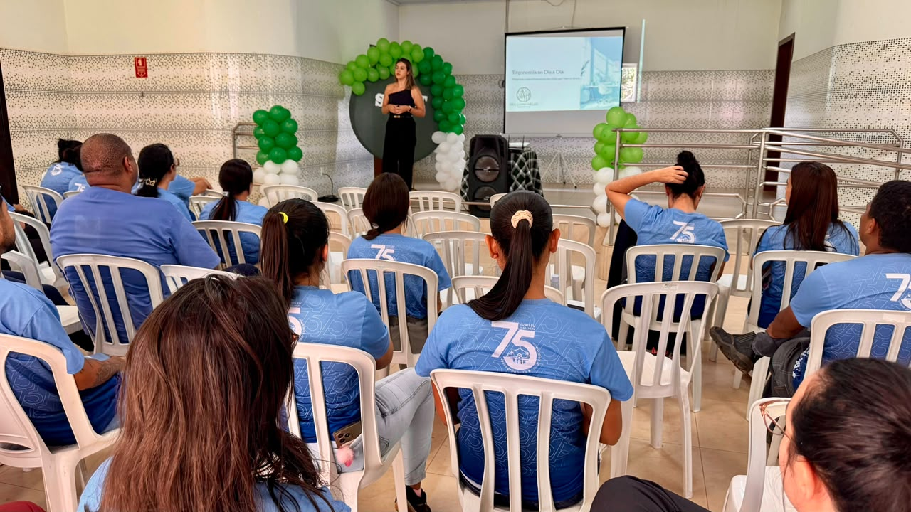Dra. Luana Mello apresentando uma palestra para participantes da SIPAT.